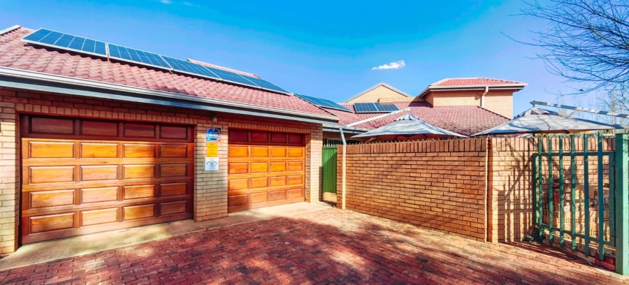 6 Bedroom Property for Sale in Mooivallei Park North West